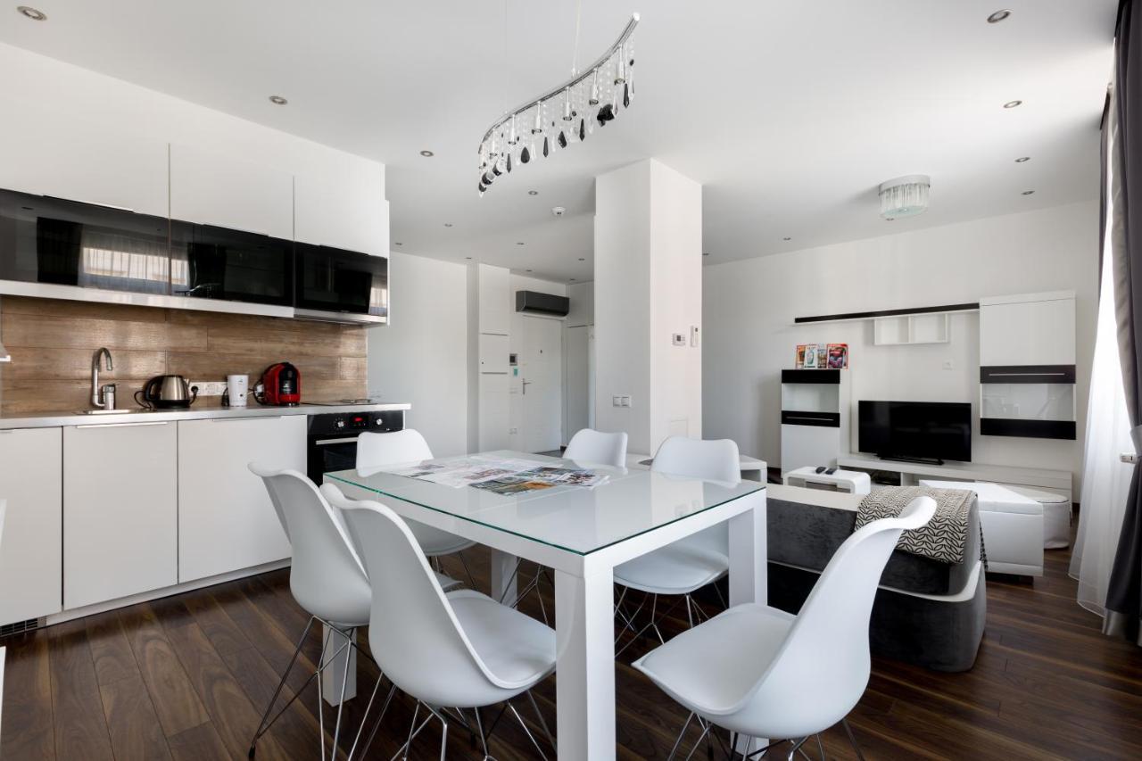 Square 2 Bedrooms - Michaelides Voeroesmarty Square Residences Apartament
