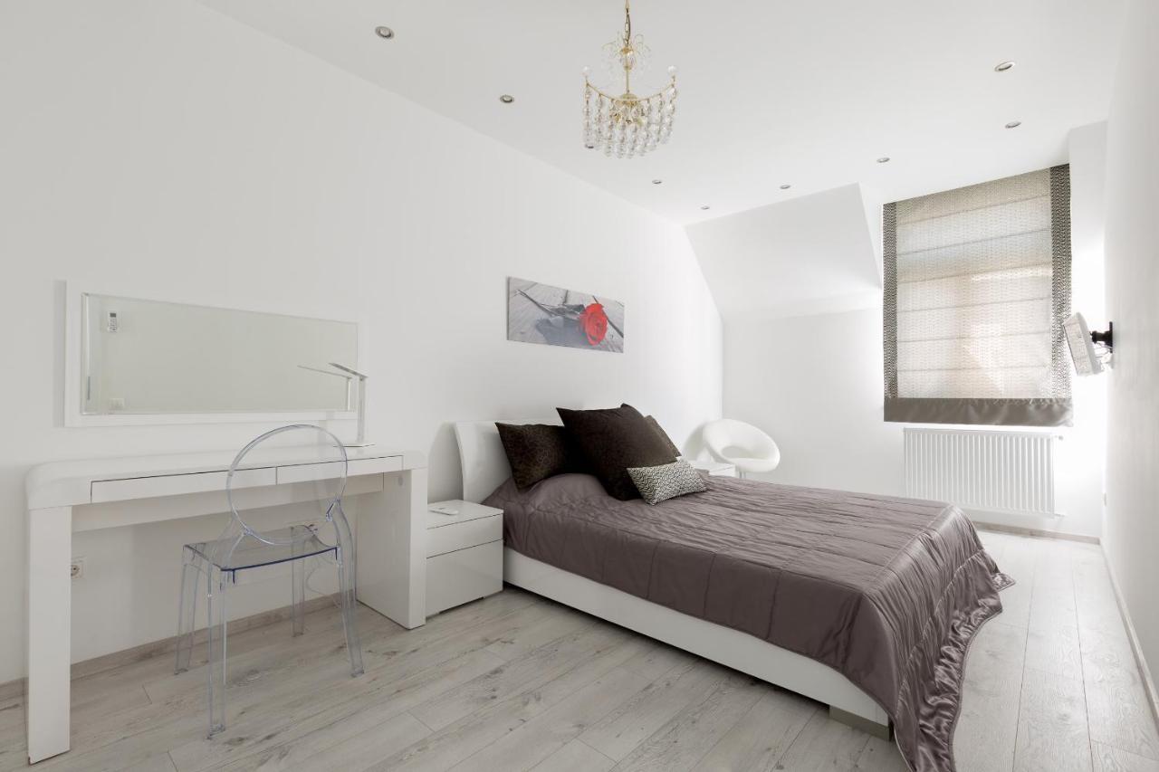 Square 2 Bedrooms - Michaelides Voeroesmarty Square Residences Apartment Budapest