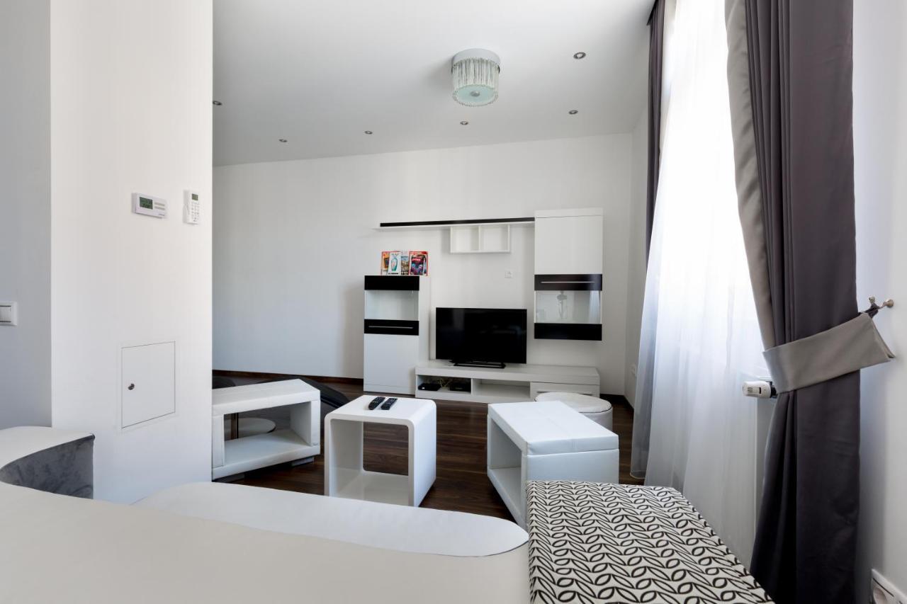 Square 2 Bedrooms - Michaelides Voeroesmarty Square Residences Apartment Budapest